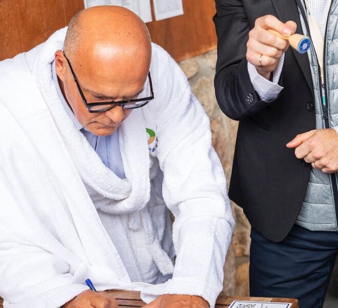 Le_president_d_EHTTA_qui_signe_la_charte_des_Accros_du_Peignoir_10